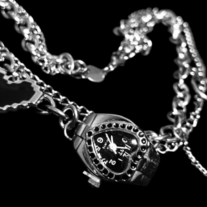 RELOJ COLLAR CORAZÓN NEGRO